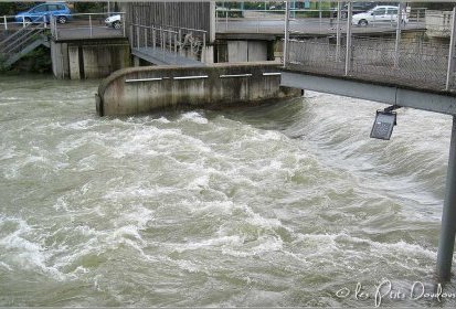 Et au milieu coule la Seine...