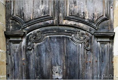 et aux portes vieillies.