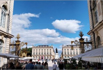 Sur la place