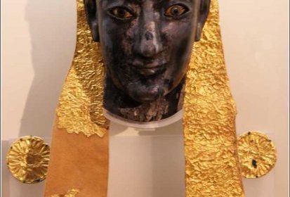 Delphes - Tête de statue chryséléphantine