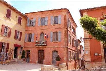 Roussillon, place de la mairie