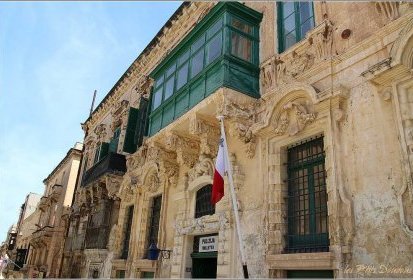 La Valette - balcons "maltais" de l'hôtel de police