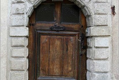 à cette porte...