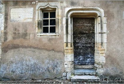 ... aux façades marquées par le temps.