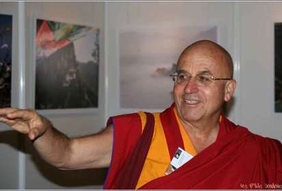 Matthieu Ricard présentant ses photos