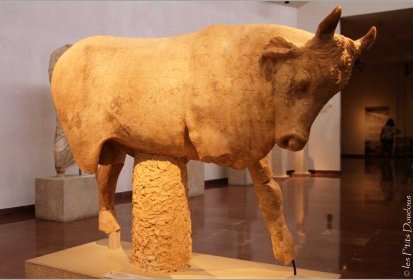 Olympie - Taureau en marbre blanc dédié à Zeus