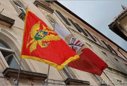 Drapeaux du Monténégro et de Kotor