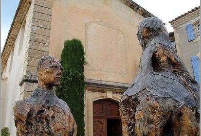 Joucas, parvis de l'Eglise