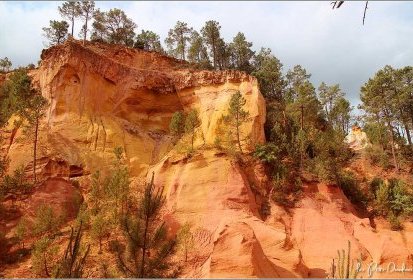 des falaises de rouges et de jaunes
