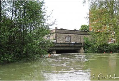 Et au milieu coule la Seine...
