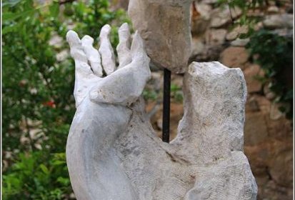 Joucas, sculpture