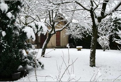 ...la cabane au fond du jardin sous la neige