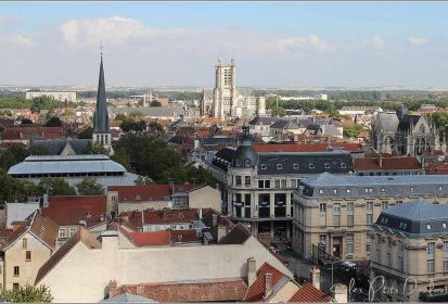 Eglises St-Rémy et St-Urbain avec la cathédrale au centre