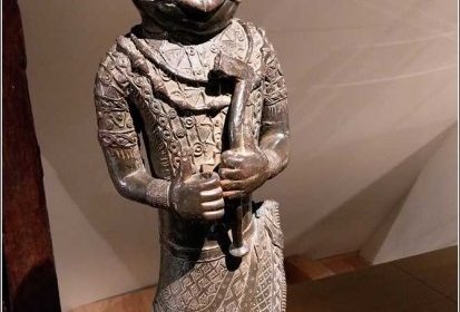 le Suivant de l'Oba - Royaume du Bénin , 16-17e siècle (laiton)