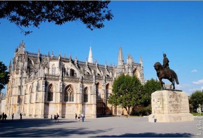 Batalha - Monastère et statue de Dom Nuno Alvares Pereira