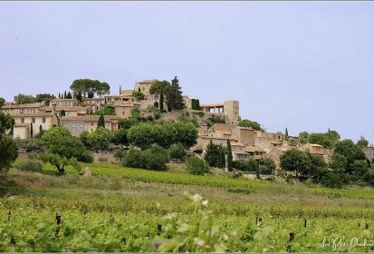 Joucas, au milieu des vignes