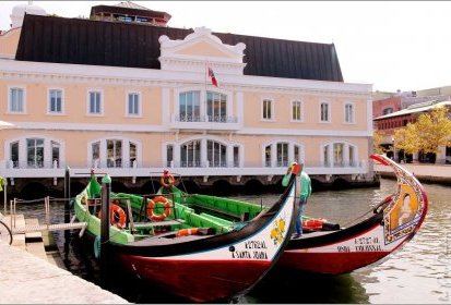 Aveiro - moliceiros devant la "Capitania"