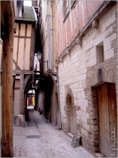 Troyes - ruelle des Chats {JPEG}